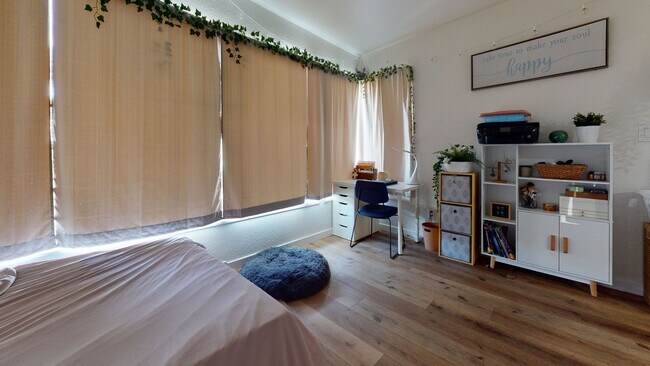 Building Photo - Corner lot on Mary Lane!