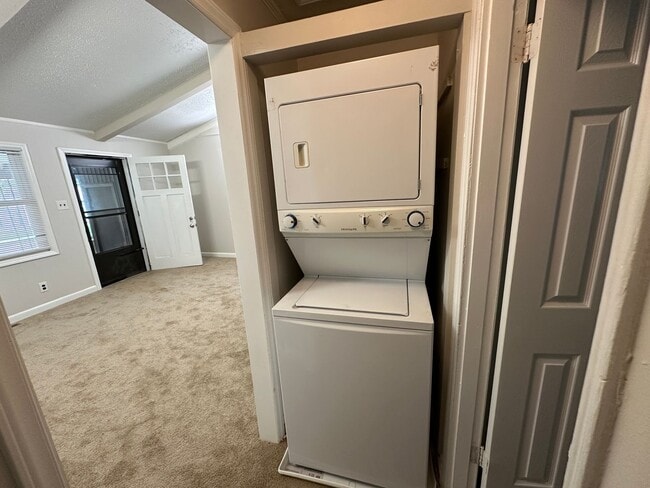 Building Photo - 2b/1b Duplex