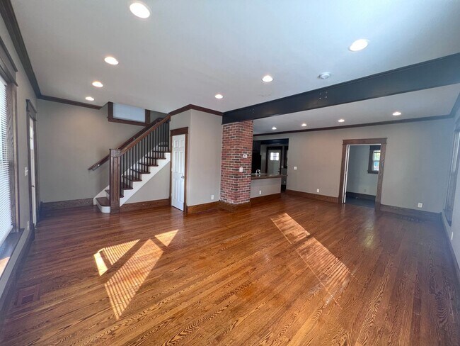 Building Photo - Three Bedroom Single Family Home - Close to everything!