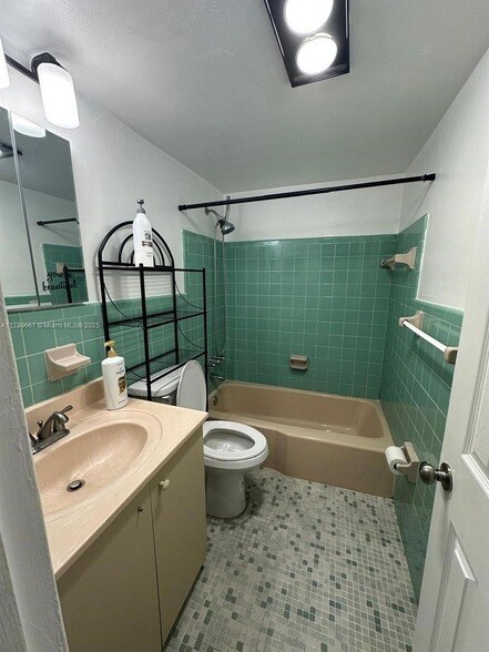 Building Photo - 2916 Funston St