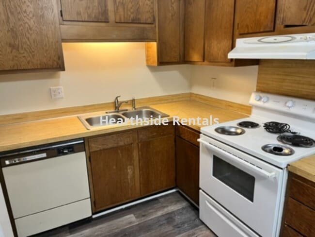 Building Photo - **2 Bedroom 2.5 Bath Townhouse Located Nea...