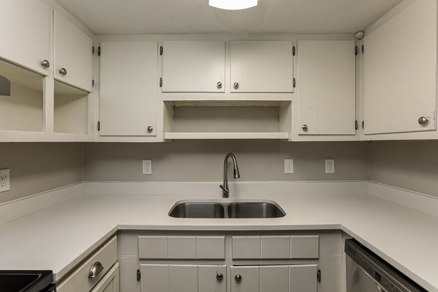 Building Photo - 1398 Lakeview Pkwy