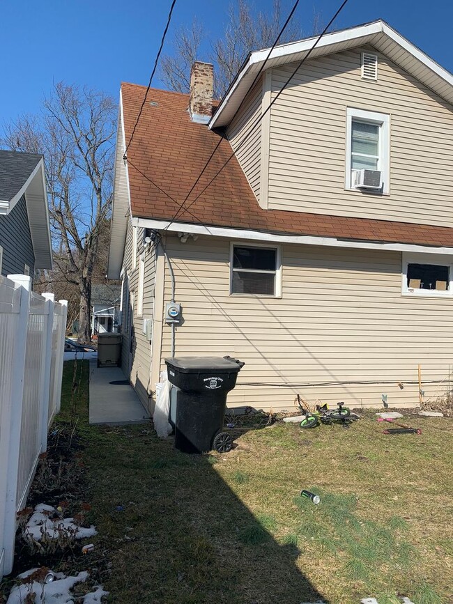 Building Photo - 2 (optional 3) bedroom house  down the str...