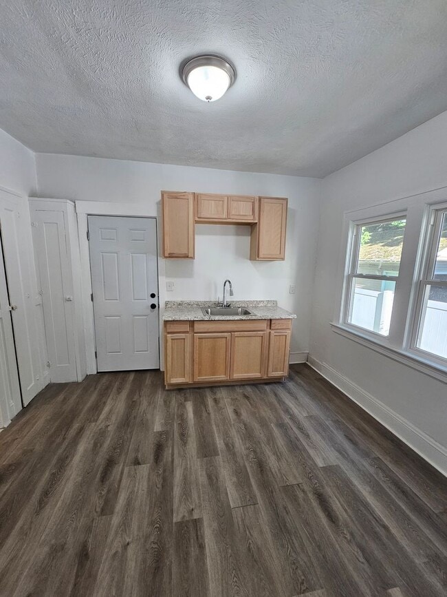 Building Photo - Newly Updated 2 Bedroom Unit