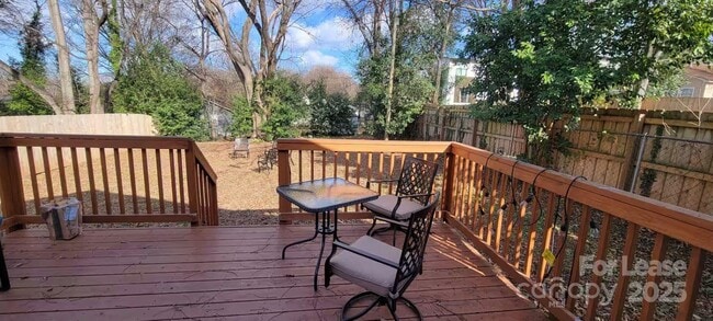 Building Photo - 817 E 17th St