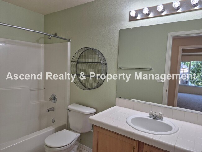 Building Photo - Beaverton Convenience with Central AC & Attached Garage  Minutes to MAX, Costco, Nike & Parks 1 o...