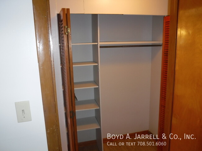 Building Photo - Immediate occupancy one bedroom