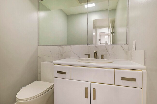 Building Photo - 2121 N Ocean Blvd