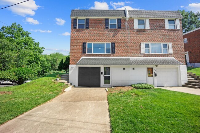Building Photo - 857 Green Valley Dr