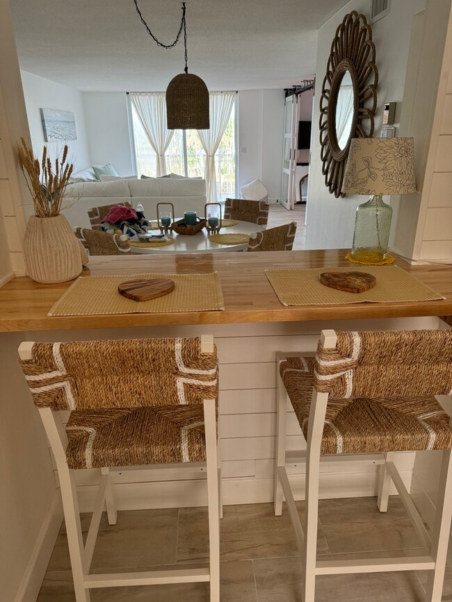 Building Photo - 1050 Hillsboro Mile