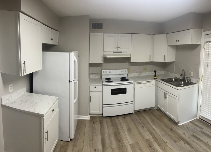 Kitchen - 3850 Creighton Rd