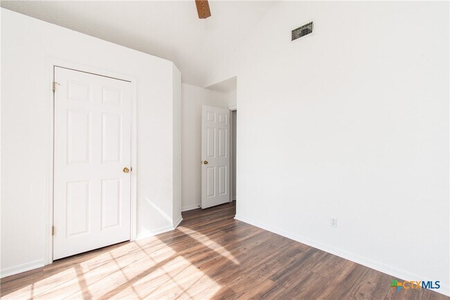 Building Photo - 214 Appaloosa Dr