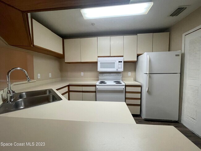 Building Photo - 7667 N Wickham Rd