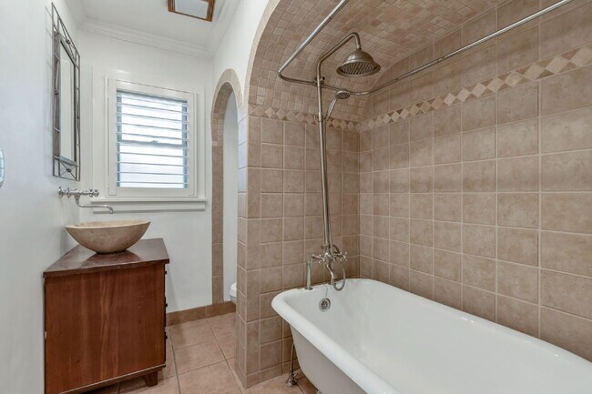 Building Photo - AVAILABLE NOW - Charming Sugar House Bungalow