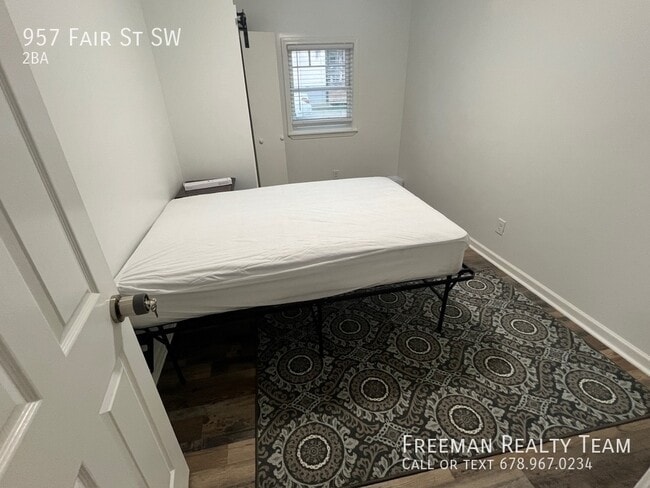 Building Photo - Newly Renovated Shared Student House Near ...