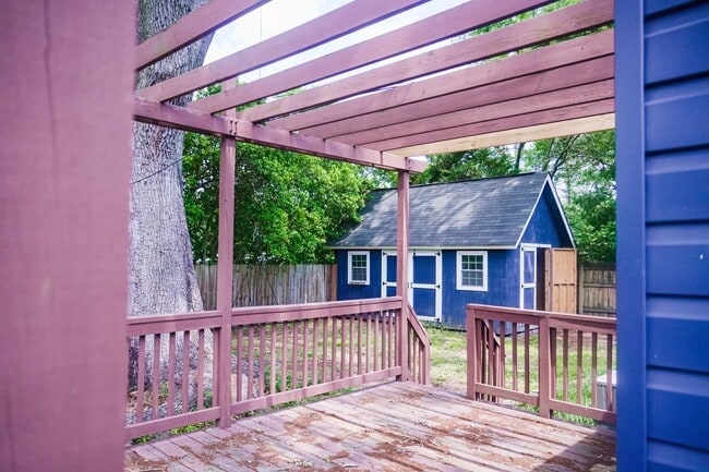 Building Photo - 314 Columbus Dr