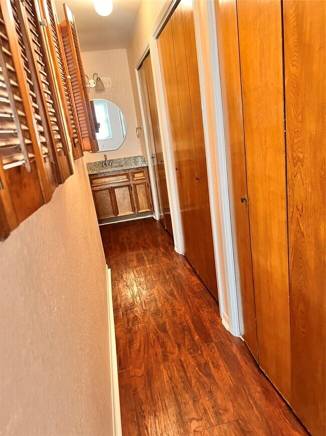 Building Photo - 201 E Noton St