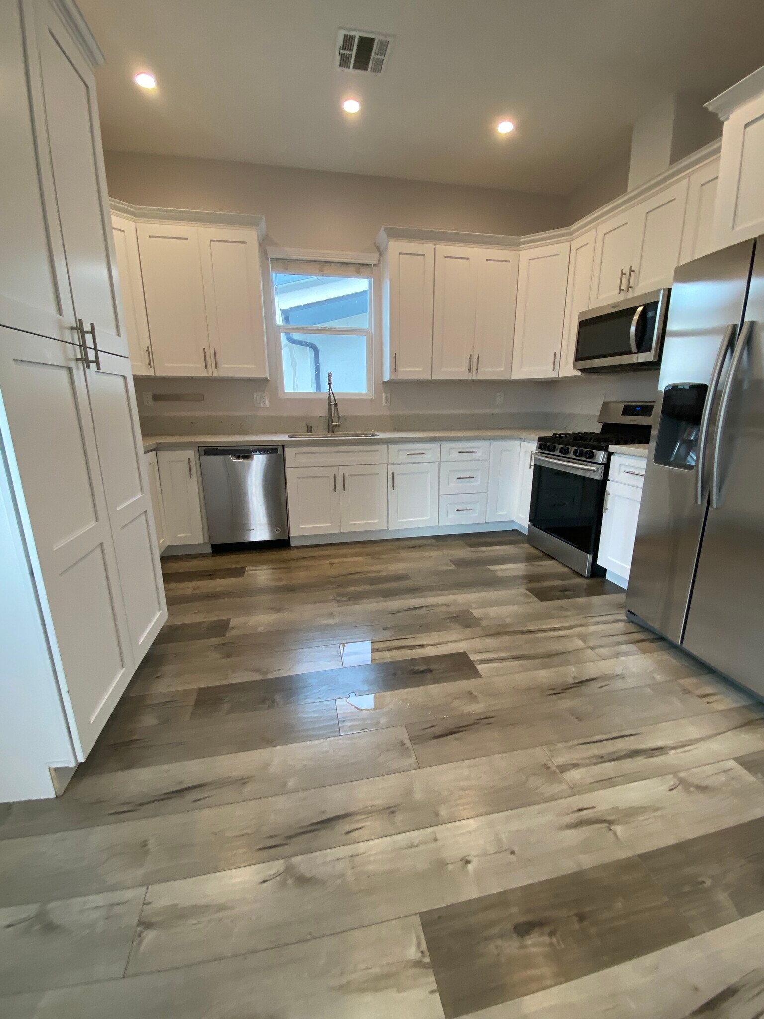 Building Photo - 3955 S Budlong Ave