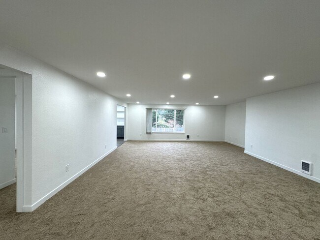 Building Photo - HUGE Three Bedroom with SPECIAL OFFER!!!