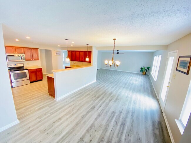 Building Photo - 5843 Amber Ln