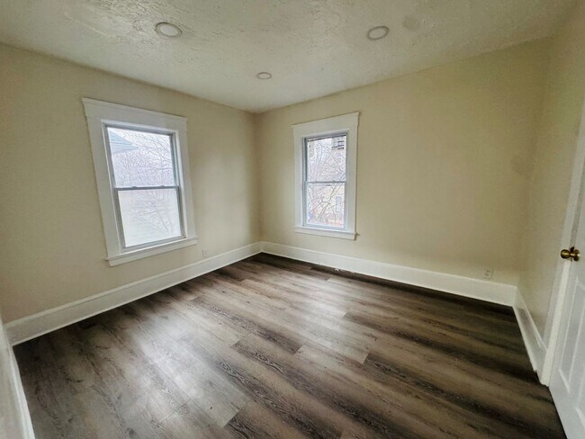 Building Photo - Charming 4-Bedroom Property in Prime Location