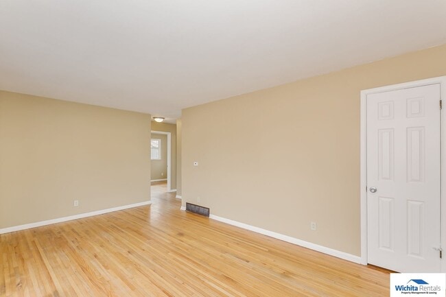 Building Photo - 2 bedroom duplex with bonus room