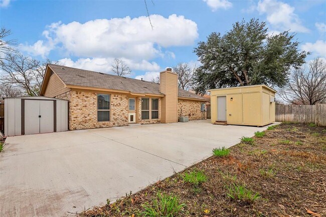 Building Photo - 2909 Lake Park Dr