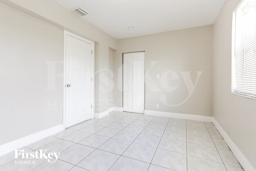 Building Photo - 4200 SW 18th St