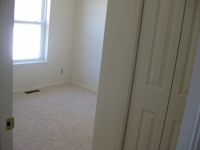 Building Photo - 804 Defoe St
