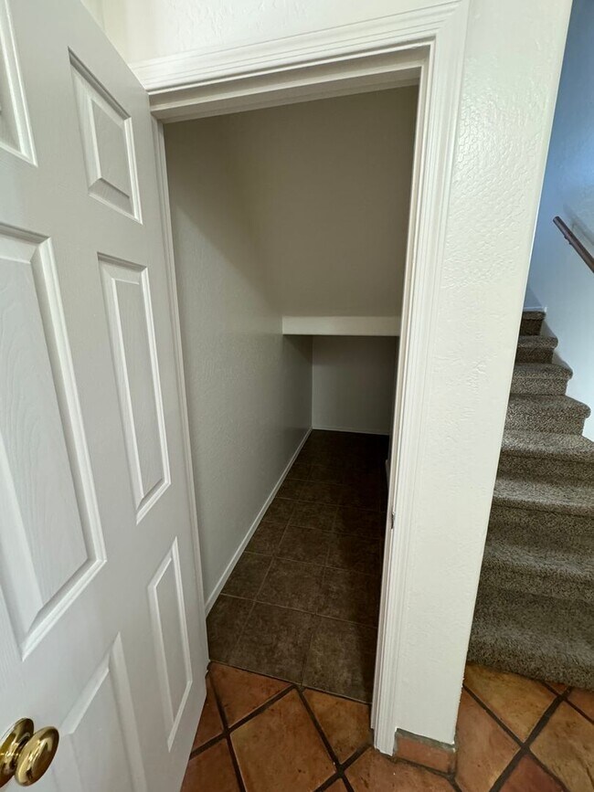 Building Photo - Large 4 bedroom house- Laveen