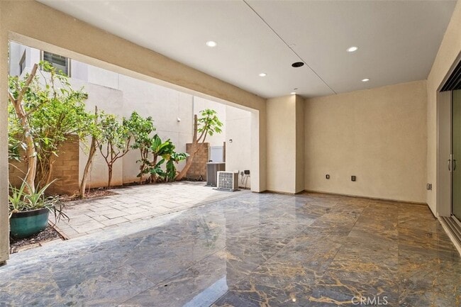 Building Photo - 123 Interval