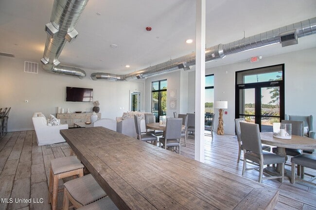 Building Photo - 2 Bed 2 Bath Condo - Open Concept at the I...