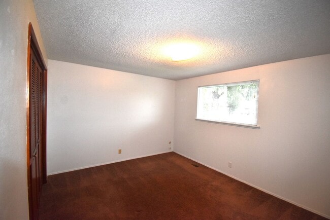 Building Photo - Well kept duplex with garage.