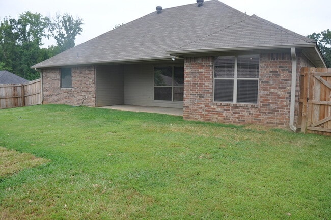 Building Photo - Coming Soon! Lovely 3 Bedroom 2 Bath Home ...