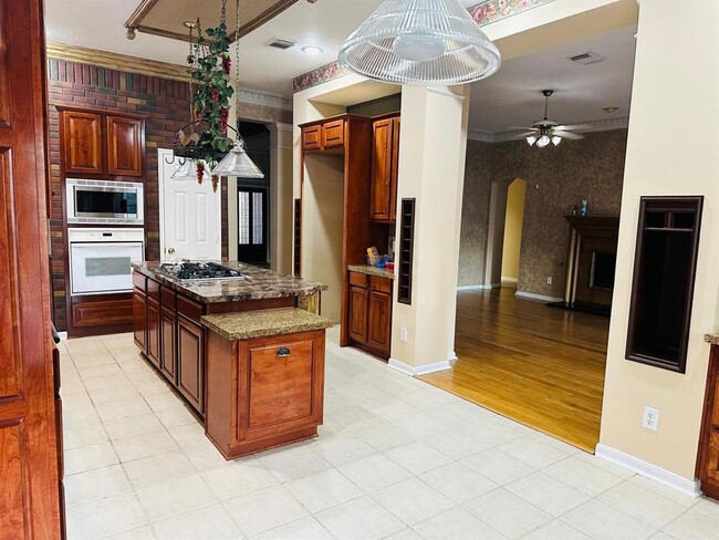 Building Photo - 17014 Sandestine Dr