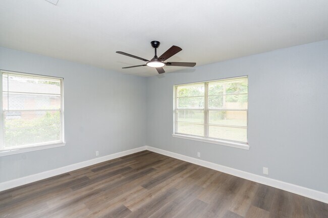 Building Photo - 5429 De Lange Ln