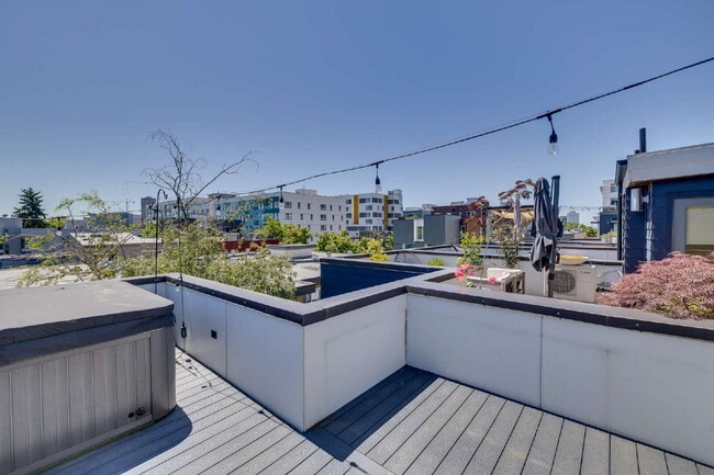 Building Photo - Luxury Capitol Hill Townhome Available Now!
