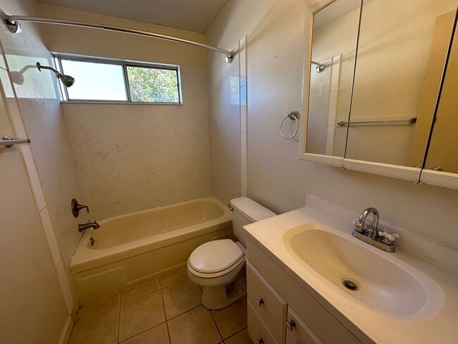 Building Photo - Three Bedroom Townhome Near River Access