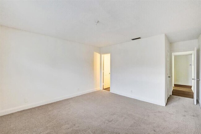 Building Photo - 2518 Riverside Dr