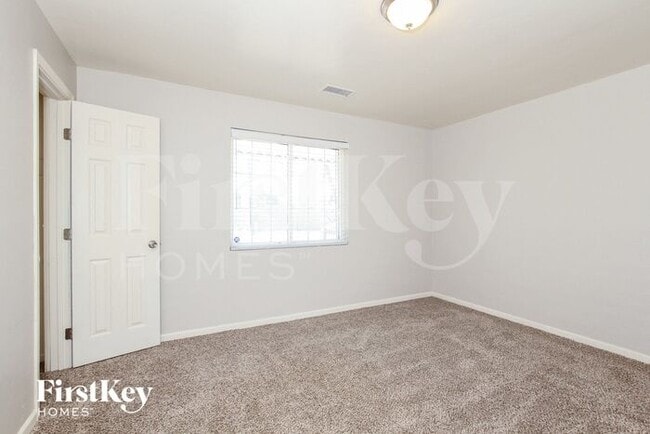 Building Photo - 812 E Las Palmaritas Dr