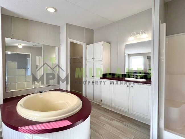 Building Photo - 323 Tabor Dr