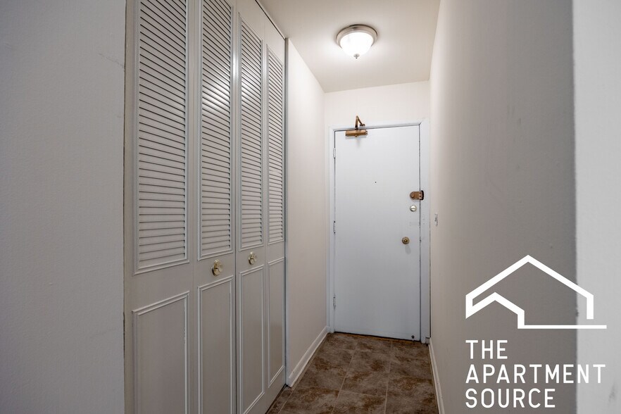 Building Photo - 540 W Roscoe St