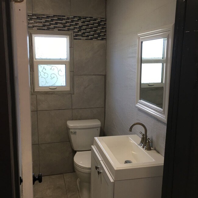 Building Photo - Remodeled 3-Bedroom Ranch Home Near UT and...