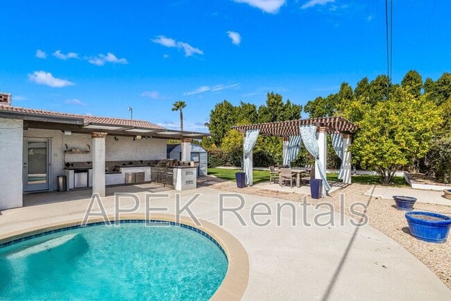 Building Photo - 2290 N Victoria Rd