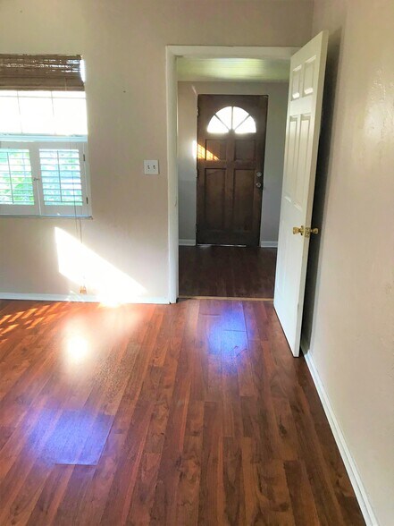 Building Photo - 5016 18th Ave S