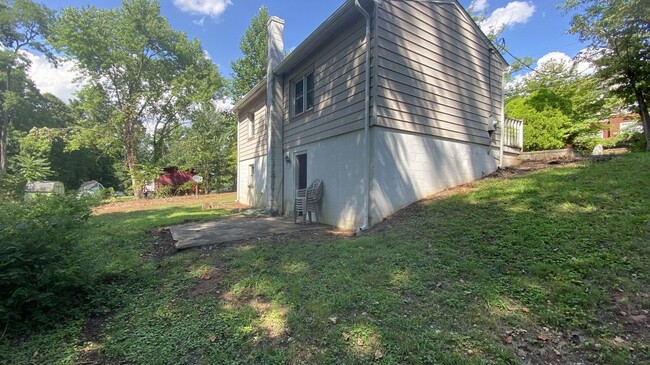 Building Photo - 2 Bed / 1 Bath Single Family (Available 12...