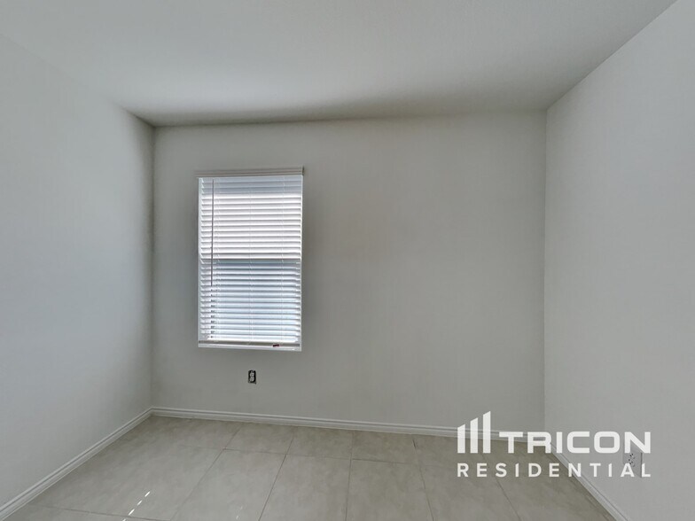 Building Photo - 5620 Rockrose Ln