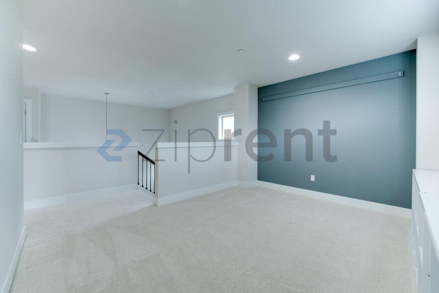 Building Photo - Unit