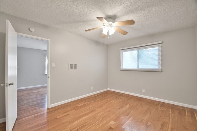 Building Photo - r221 39th