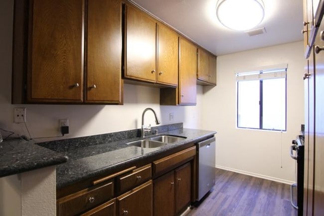 Building Photo - 2 bedroom in Studio City CA 91604